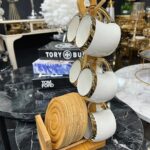 Šolje i tacne na stalku