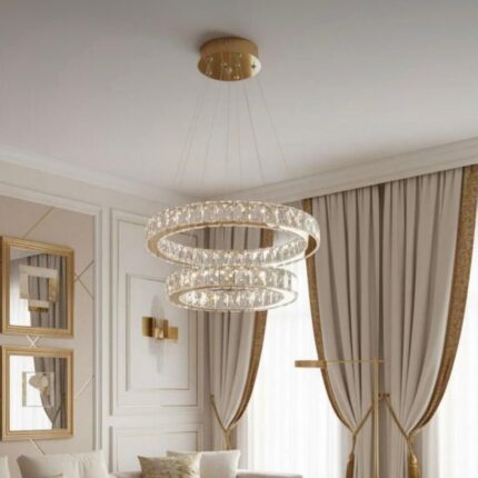 Kristalni luster sa zlatnim detaljima