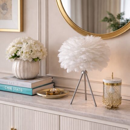 Lampa sa perjem bijelo-srebrena