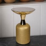 Stolić sa metalnom konstrukcijom i staklenom pločom