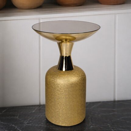 Stolić sa metalnom konstrukcijom i staklenom pločom