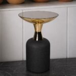 Stolić sa metalnom konstrukcijom i staklenom pločom