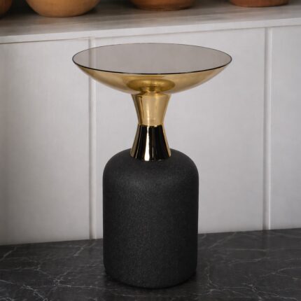 Stolić sa metalnom konstrukcijom i staklenom pločom