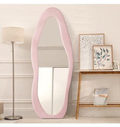 Podno samostojeće ogledalo sa rozim plišanim okvirom