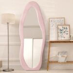 Podno samostojeće ogledalo sa rozim plišanim okvirom