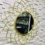 Ogledalo sa zlatnim metalnim detaljima