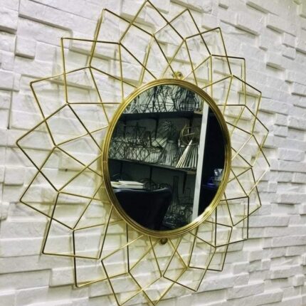 Ogledalo sa zlatnim metalnim detaljima