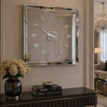 Stakleni pravougaoni sat sa srebrenim okvirom