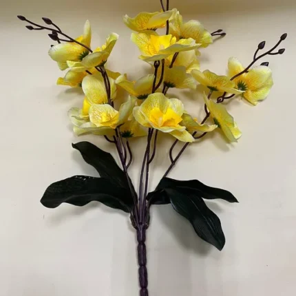 Grana umjetnog cvijeća u žutoj boji