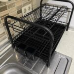 Cjedilo za suđe sa metalnom konstrukcijom u crnoj boji