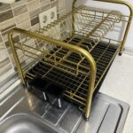 Cjedilo za suđe sa metalnom konstrukcijom u zlatnoj boji