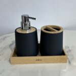 Set za kupatilo u crnoj boji sa drvenim detaljima