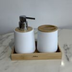 Set zat za kupatilo u bijeloj boji sa drvenim detaljima