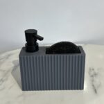 Plastični dozer za deterdžent u sivoj boji